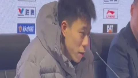 “新任曼联队长出炉：B費接棒，马奎尔继任者揭晓！”